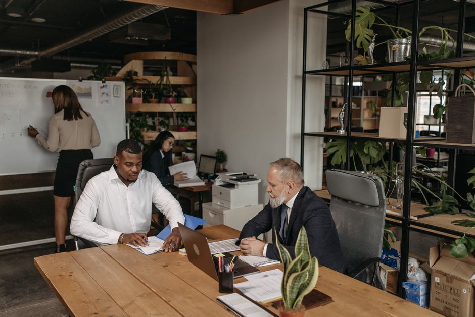Economia São Paulo — Professional team engaged in a business meeting with diverse members in a modern office environment.