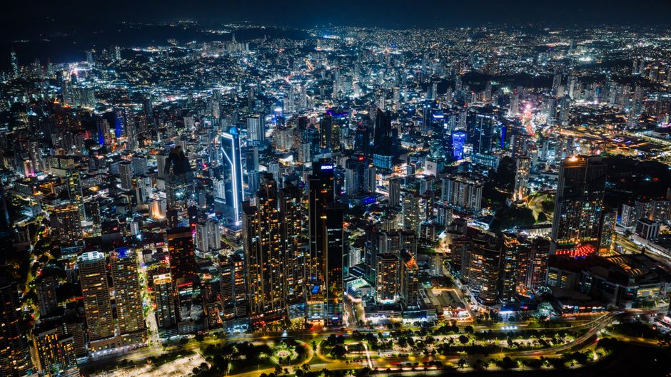 Economia São Paulo — Stunning aerial shot of Panama City's vibrant skyline at night, a bustling urban landscape.